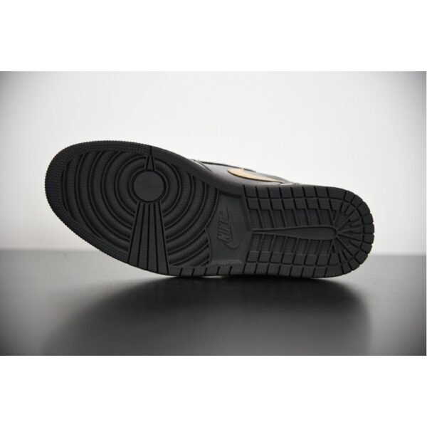 Air Jordan 1 Retro High OG In Black/Metallic Gold 555088-032