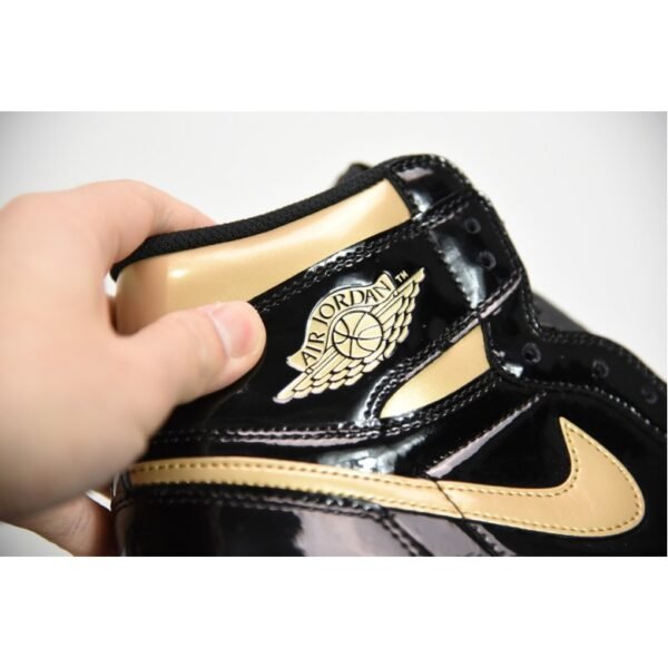 Air Jordan 1 Retro High OG In Black/Metallic Gold 555088-032
