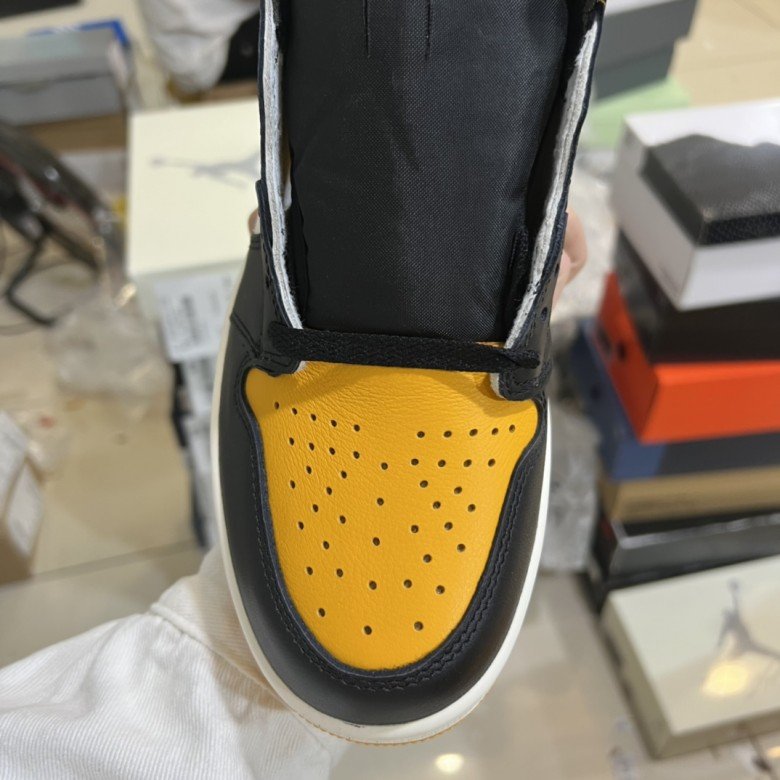 AIR JORDAN 1 RETRO HIGH OG Taxi/ 'YELLOW TOE'