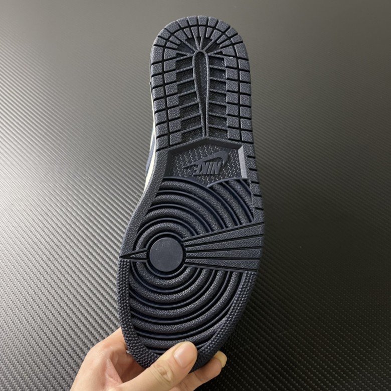 Air Jordan 1 Retro Obsidian