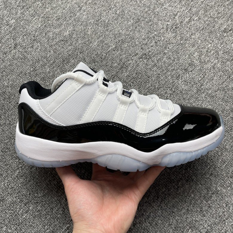 Air Jordan 11 Retro Low Concord