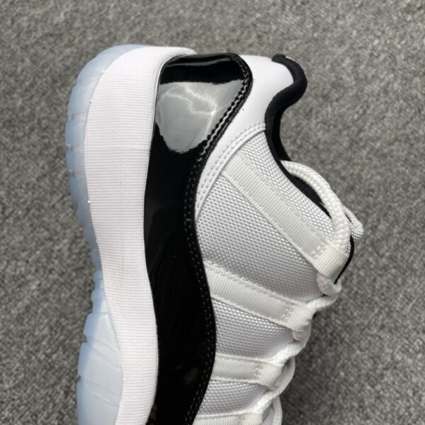 Air Jordan 11 Retro Low Concord
