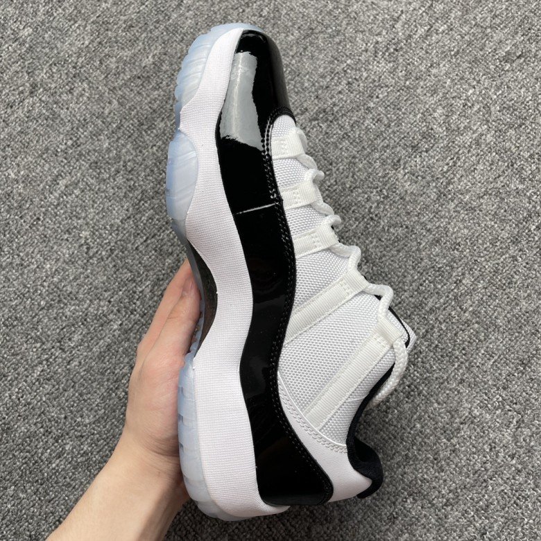 Air Jordan 11 Retro Low Concord