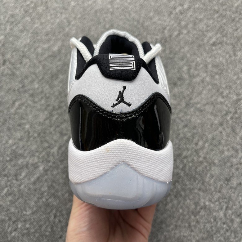 Air Jordan 11 Retro Low Concord