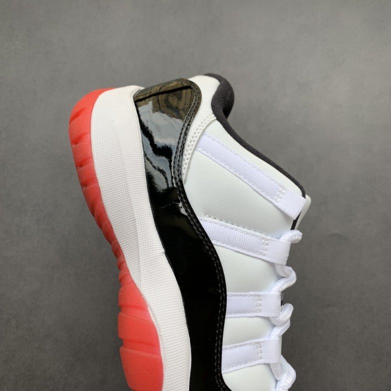 Air Jordan 11 Retro Low Concord Bred