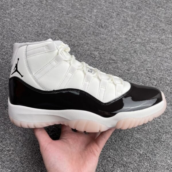 Air Jordan 11 “Neapolitan”（WMNS）