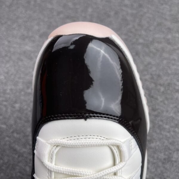 Air Jordan 11 “Neapolitan”（WMNS）