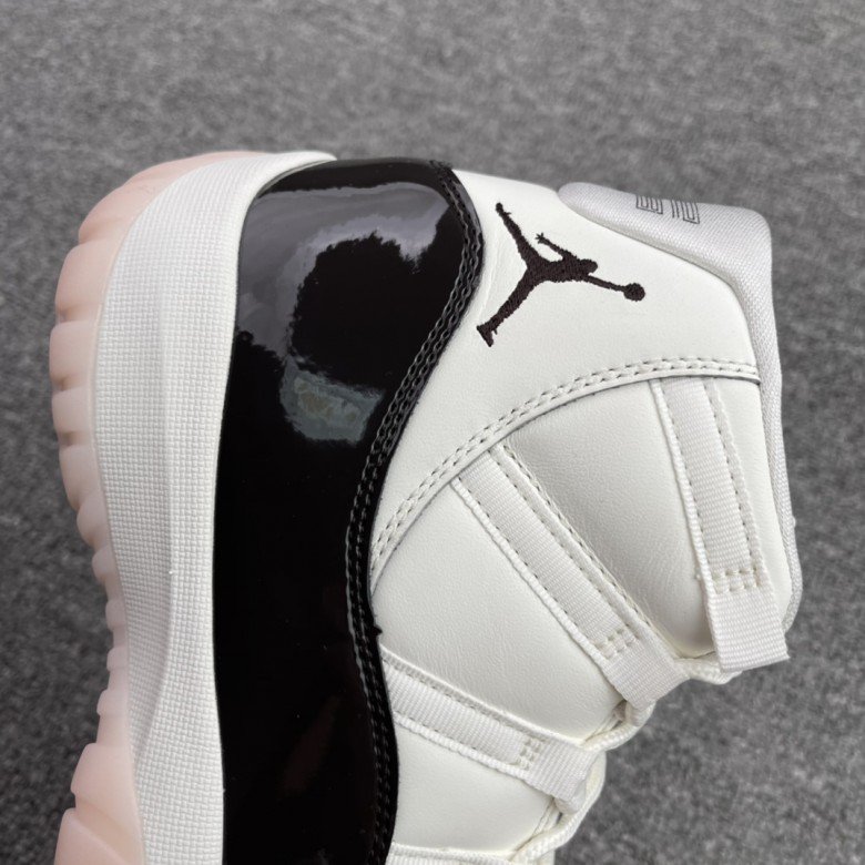 Air Jordan 11 “Neapolitan”（WMNS）