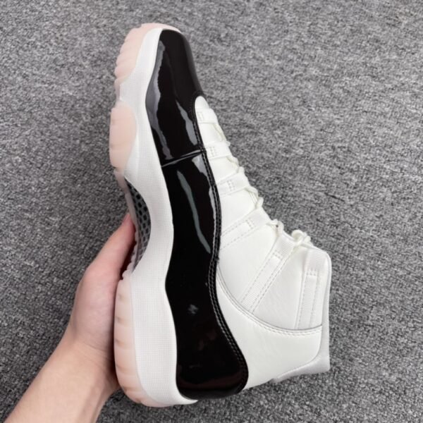 Air Jordan 11 “Neapolitan”（WMNS）