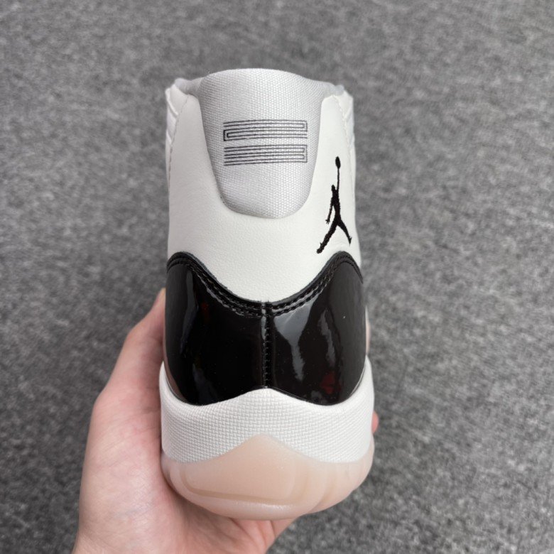 Air Jordan 11 “Neapolitan”（WMNS）