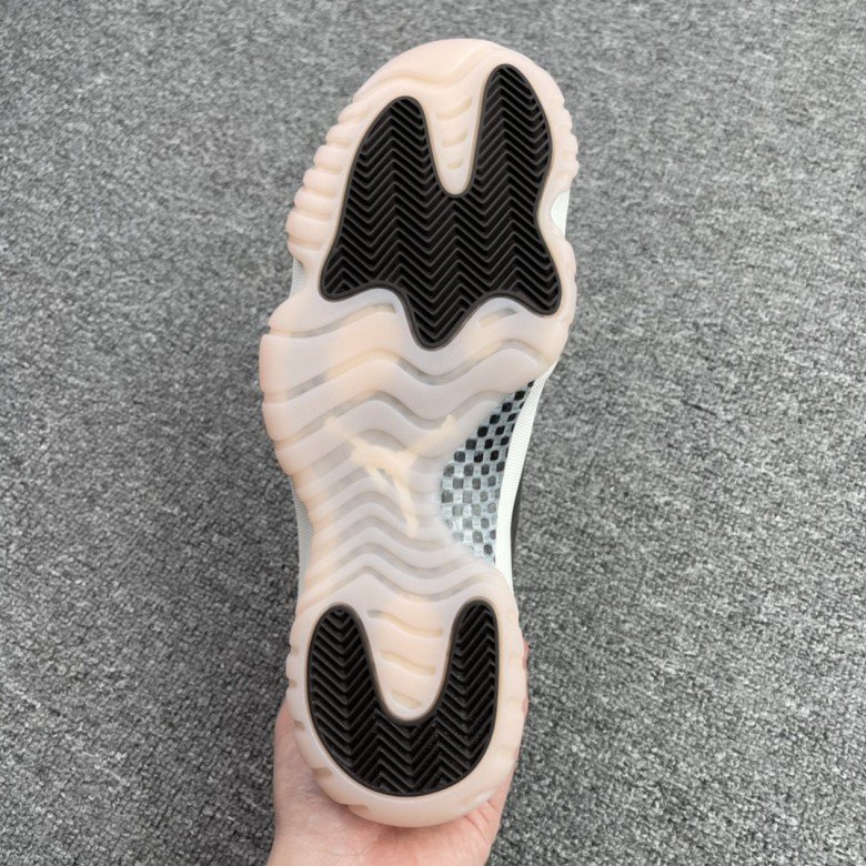 Air Jordan 11 “Neapolitan”（WMNS）