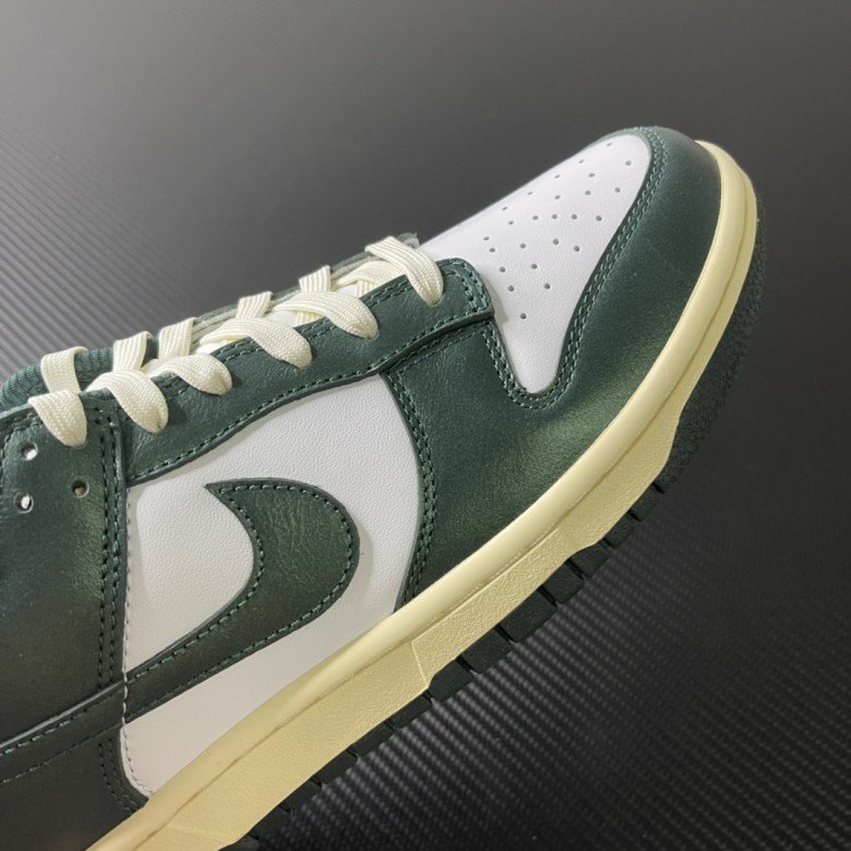 Nike Dunk Low Vintage Green (W)