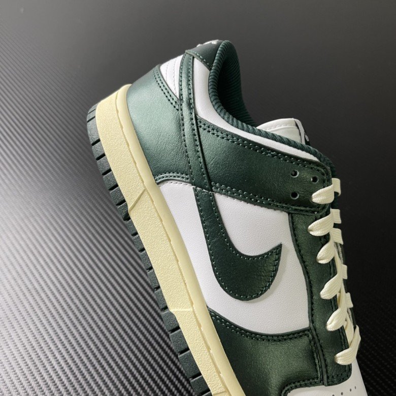 Nike Dunk Low Vintage Green (W)