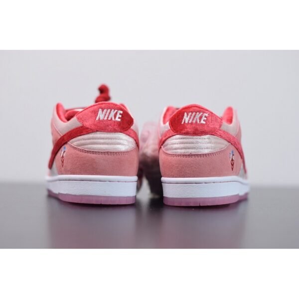 Nike SB Dunk Low StangeLove