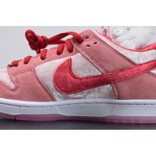 Nike SB Dunk Low StangeLove