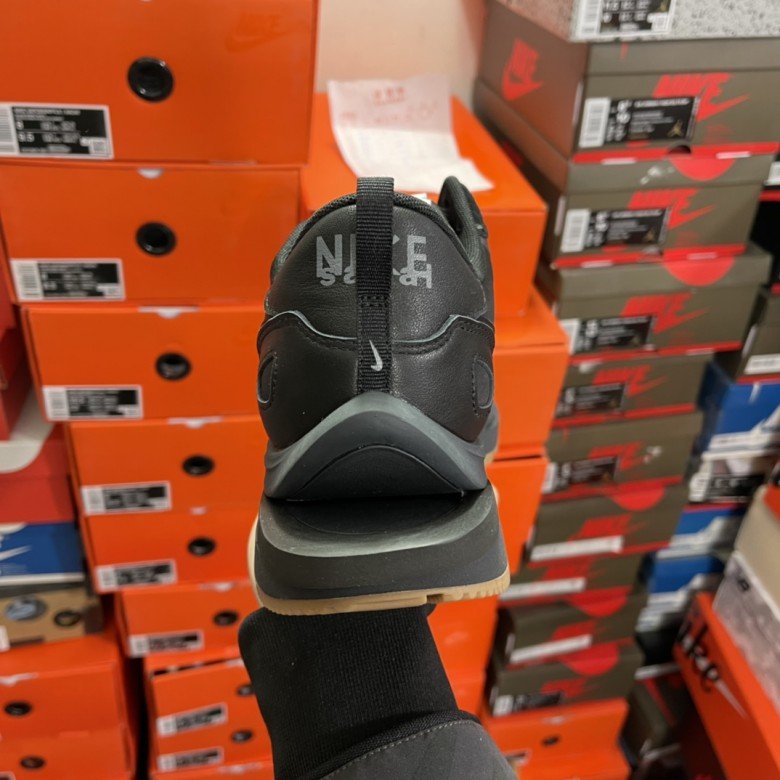 Nike Vaporwaffle Sacai Black Gum