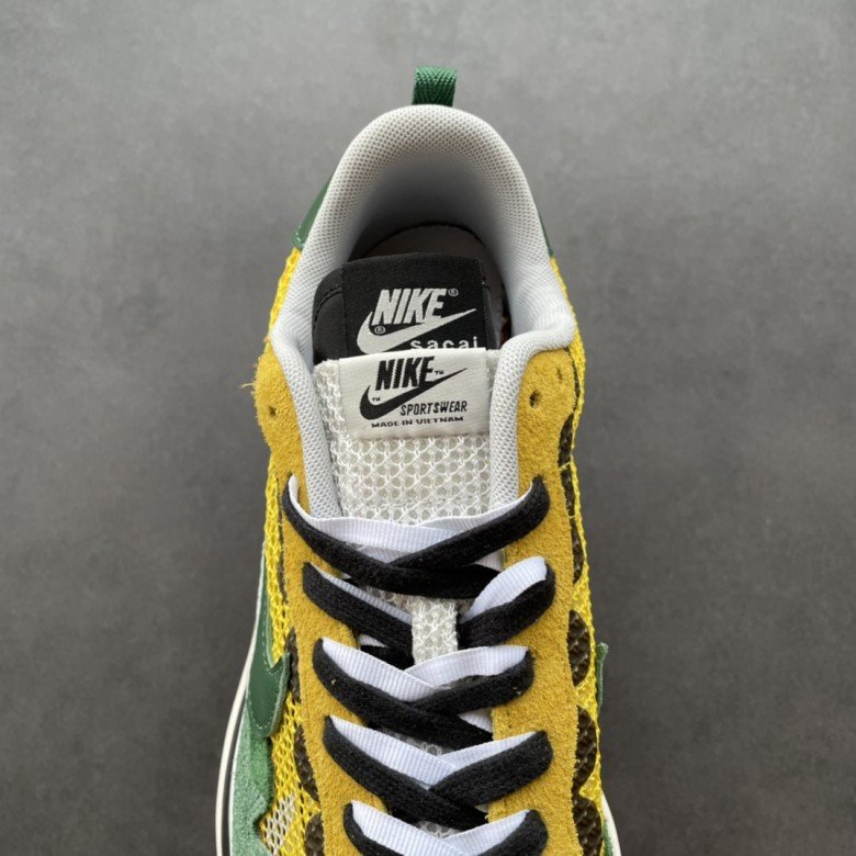 Nike Vaporwaffle sacai Tour Yellow Stadium Green