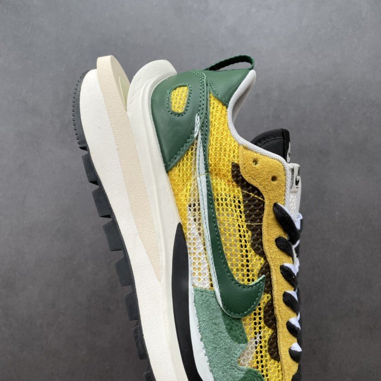 Nike Vaporwaffle sacai Tour Yellow Stadium Green