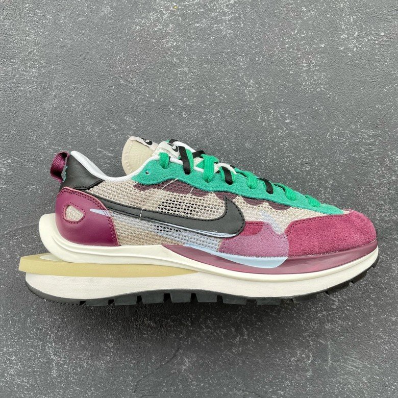 Nike Vaporwaffle sacai Villain Red Neptune Green