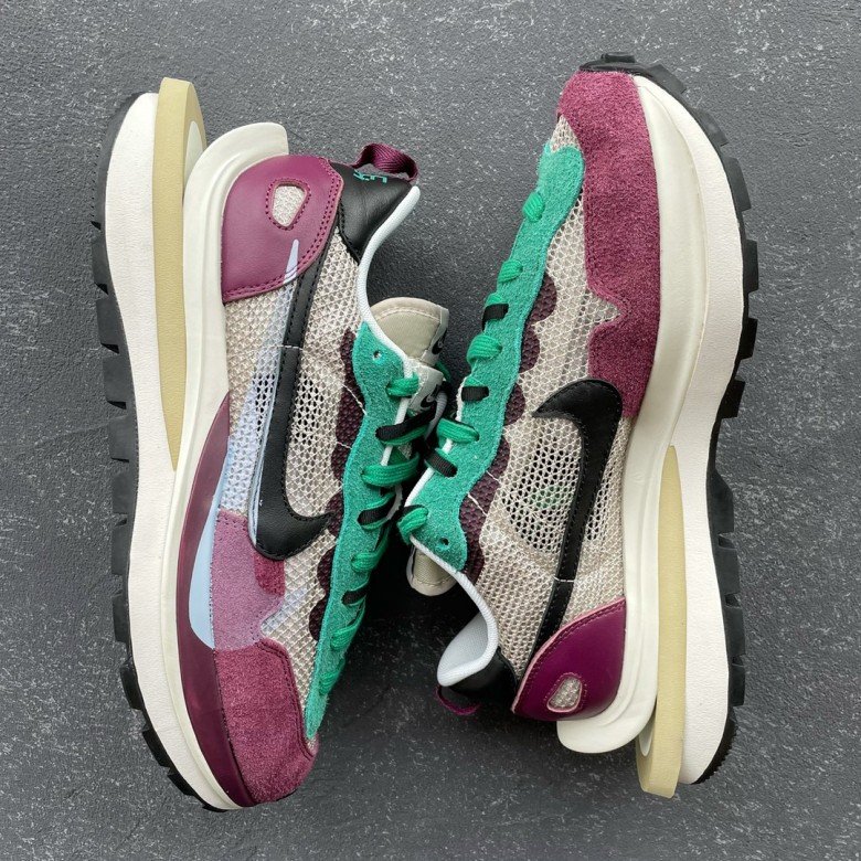 Nike Vaporwaffle sacai Villain Red Neptune Green