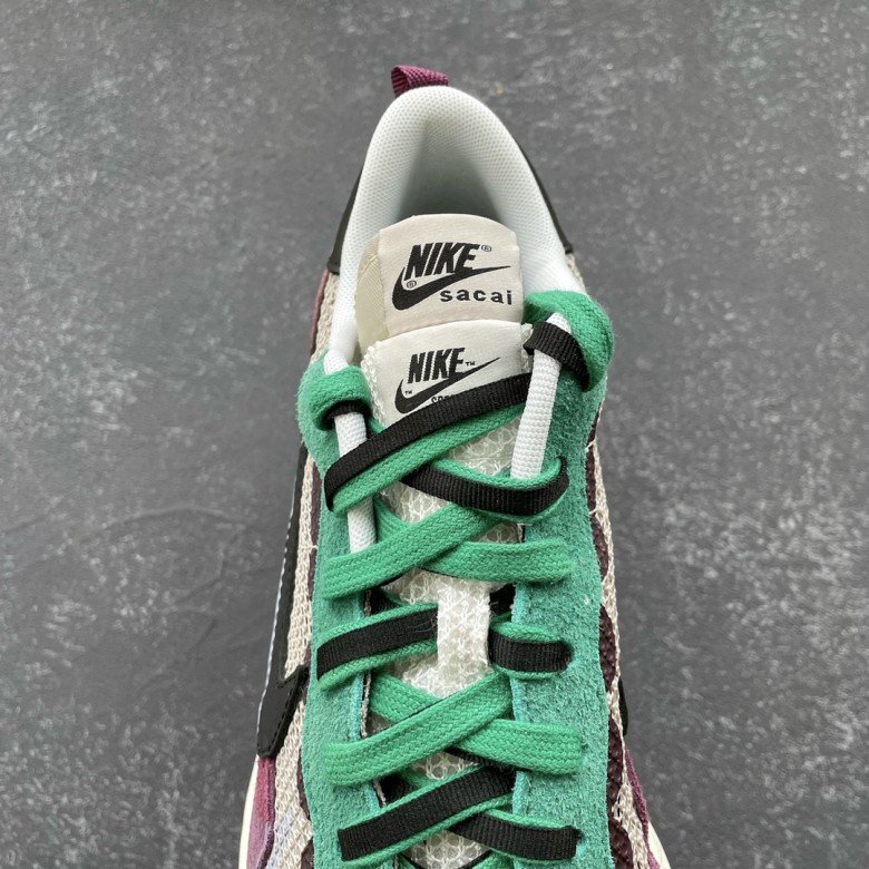 Nike Vaporwaffle sacai Villain Red Neptune Green