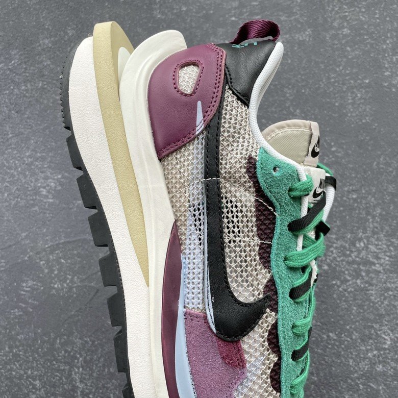 Nike Vaporwaffle sacai Villain Red Neptune Green