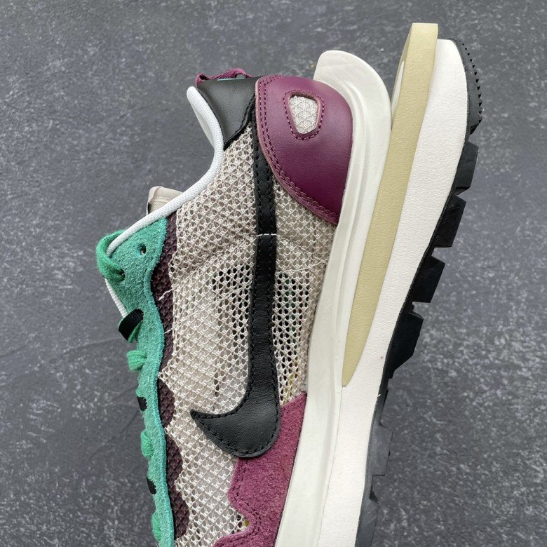Nike Vaporwaffle sacai Villain Red Neptune Green