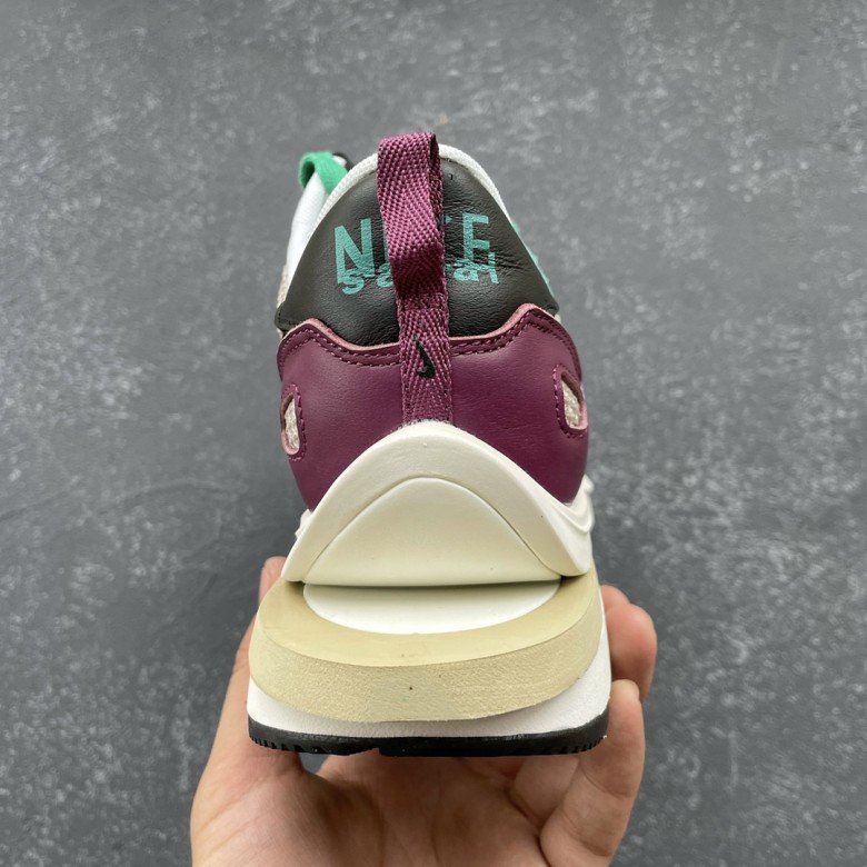 Nike Vaporwaffle sacai Villain Red Neptune Green