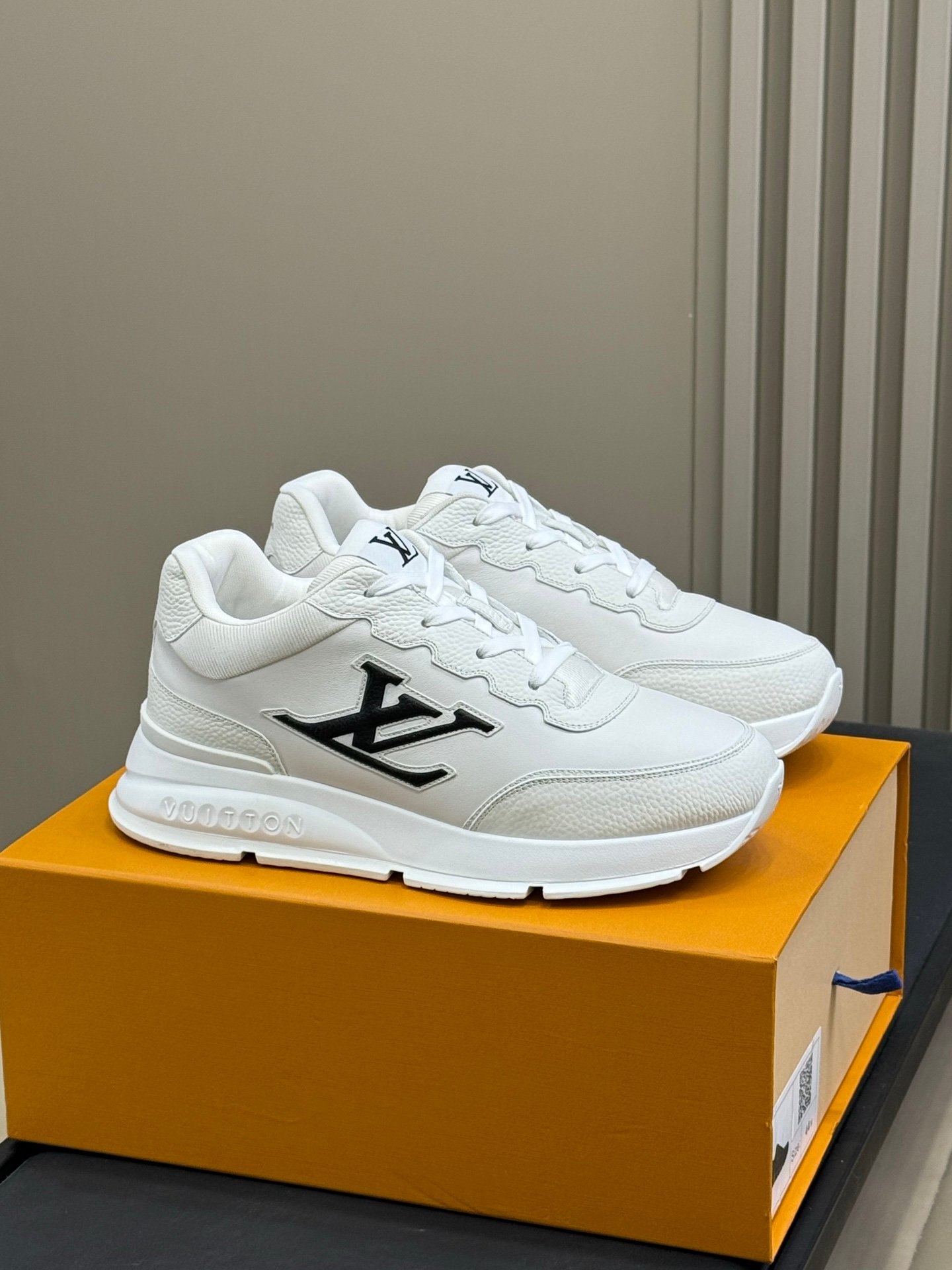 LOUIS VUITTON CALSSIC SNEAKER white