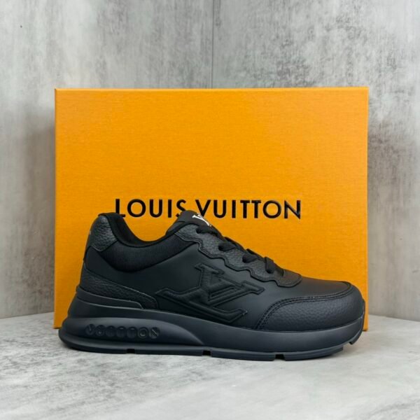 LOUIS VUITTON CALSSIC SNEAKER black