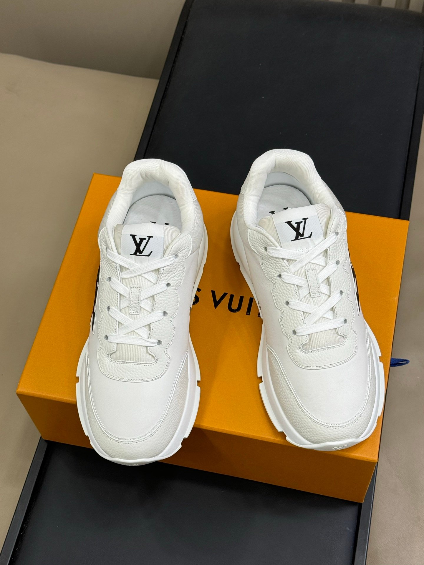 LOUIS VUITTON CALSSIC SNEAKER white
