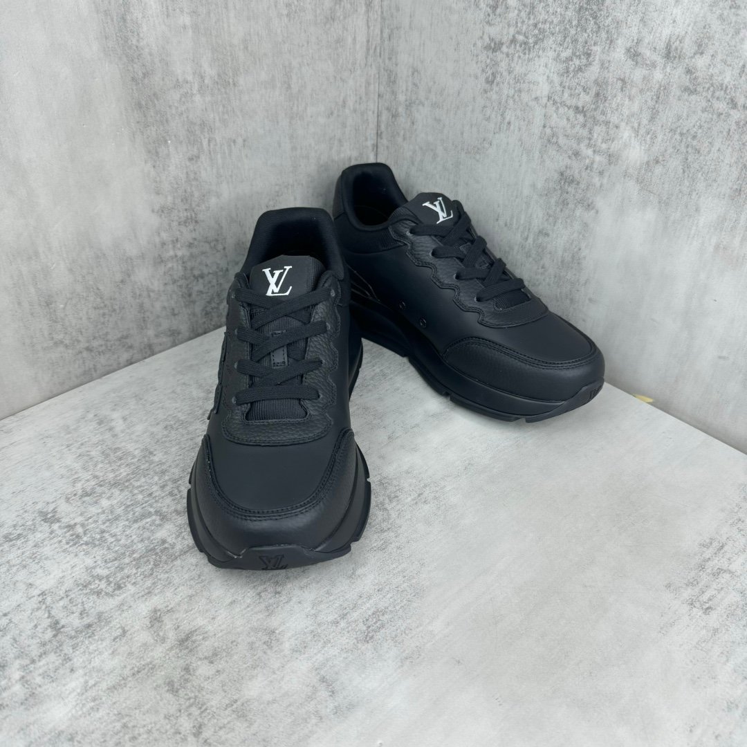 LOUIS VUITTON CALSSIC SNEAKER black