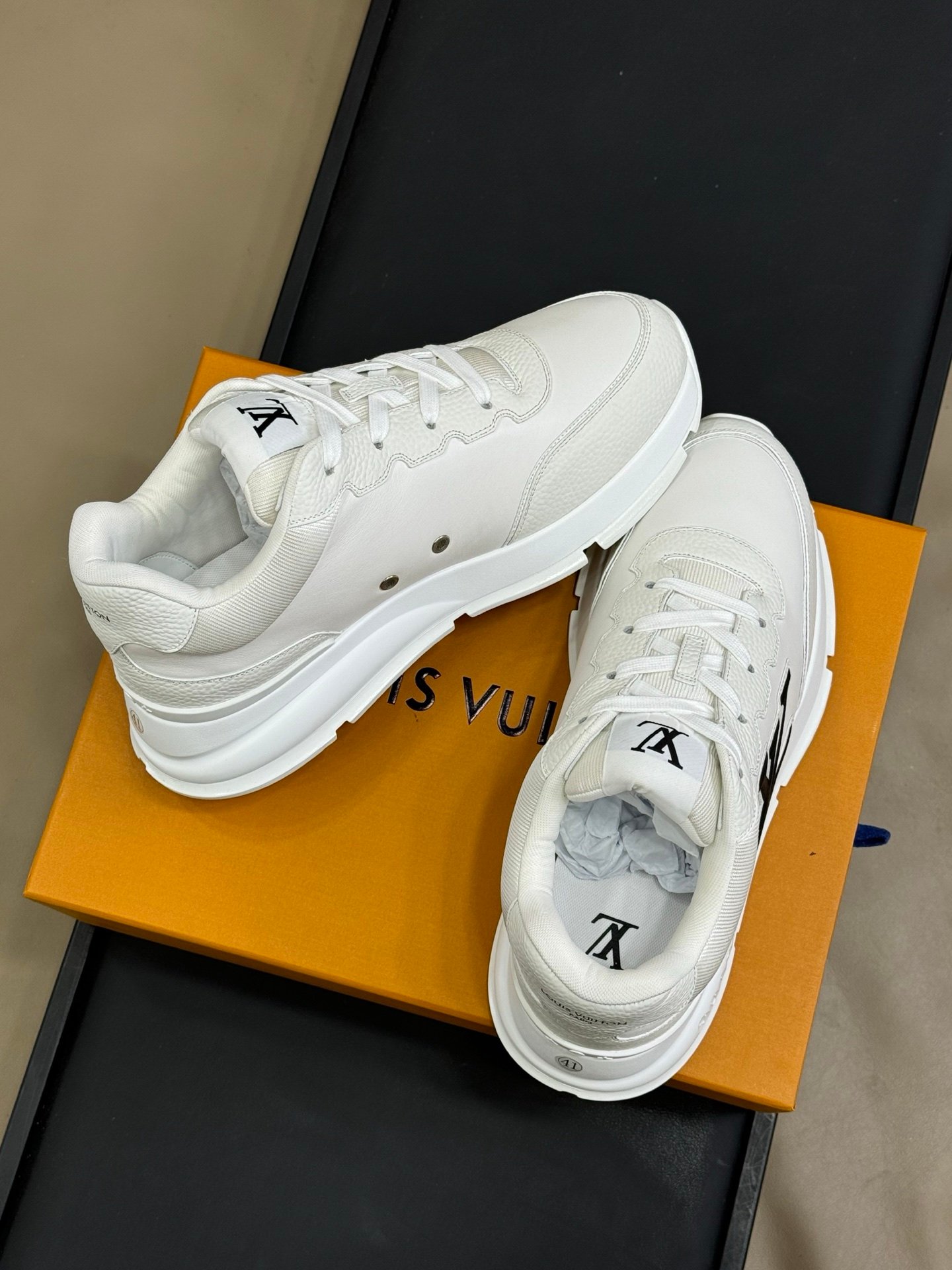 LOUIS VUITTON CALSSIC SNEAKER white