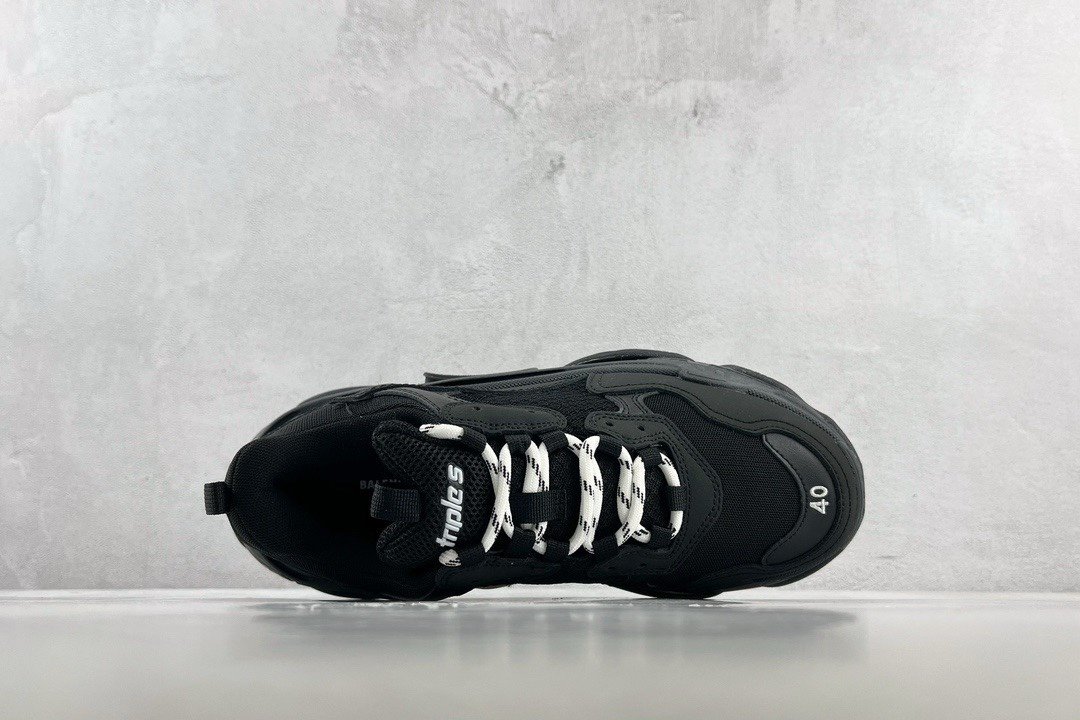 Balenciaga Triple S ear Solo Sneaker 541624 w2fb1 1000