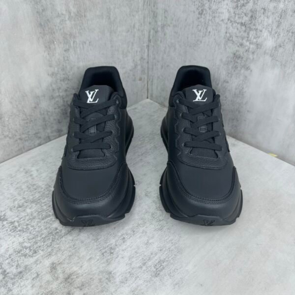LOUIS VUITTON CALSSIC SNEAKER black