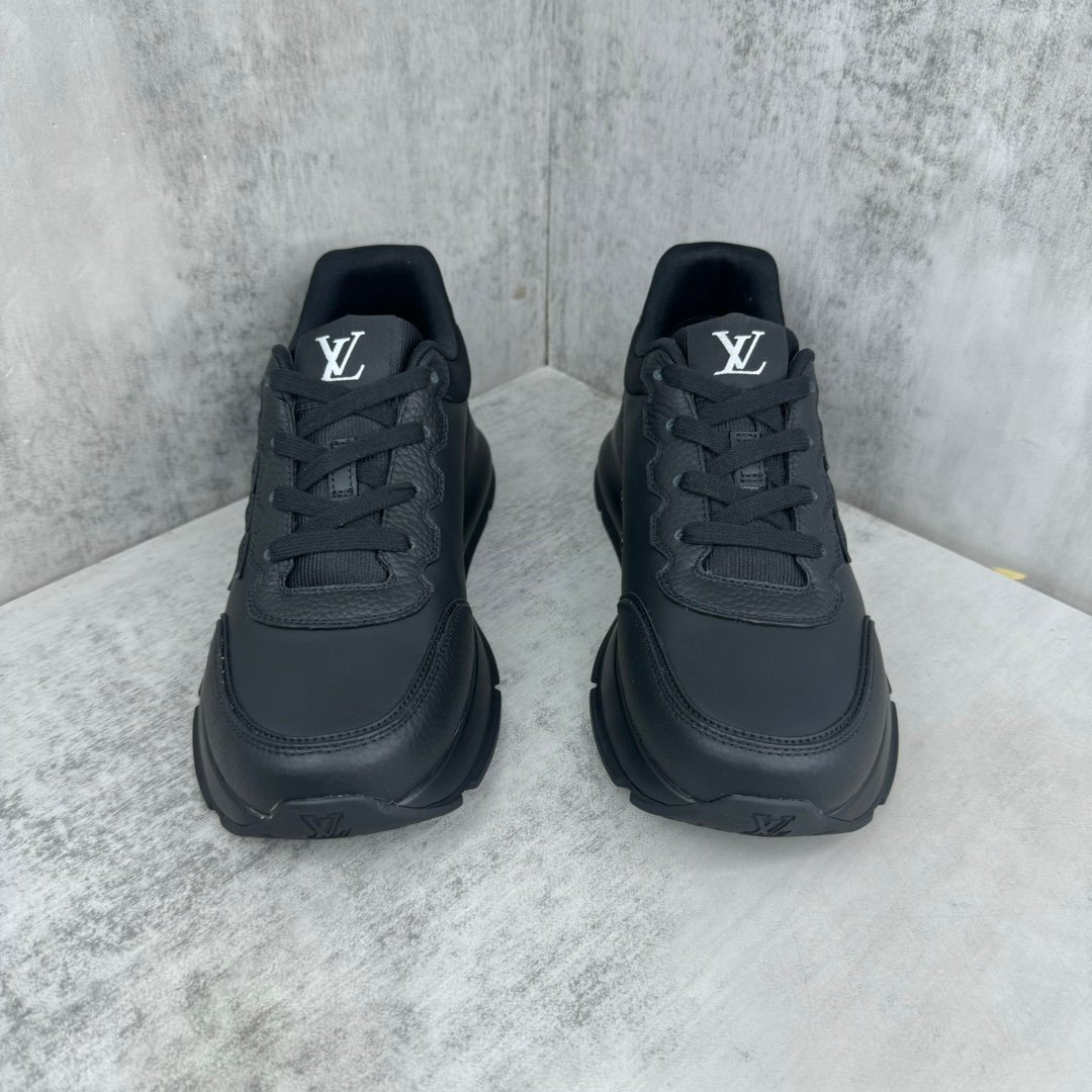 LOUIS VUITTON CALSSIC SNEAKER black