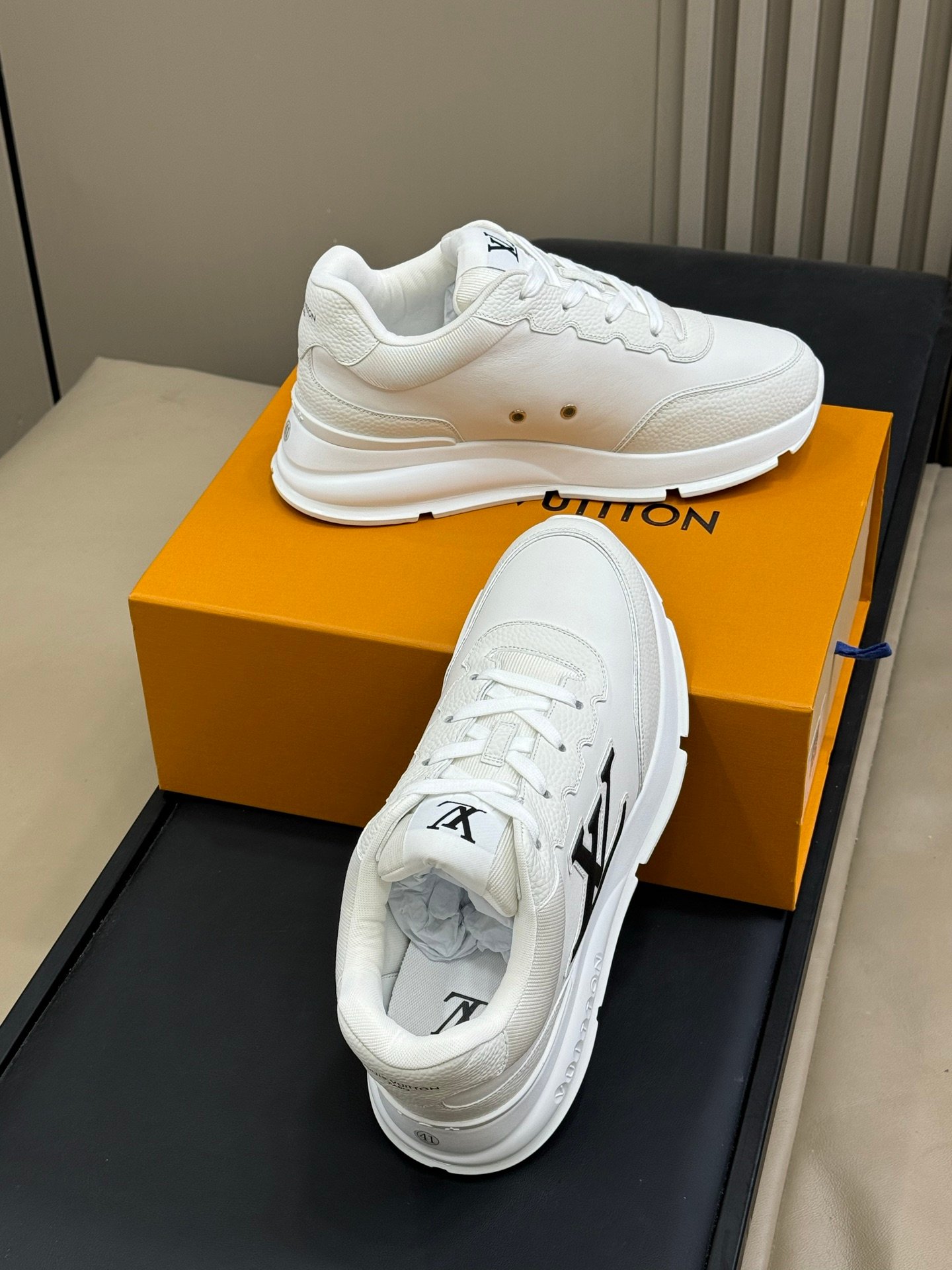 LOUIS VUITTON CALSSIC SNEAKER white