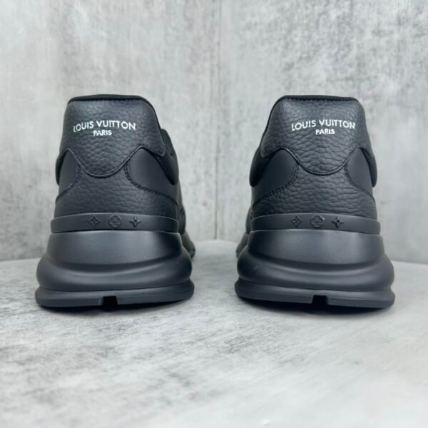 LOUIS VUITTON CALSSIC SNEAKER black