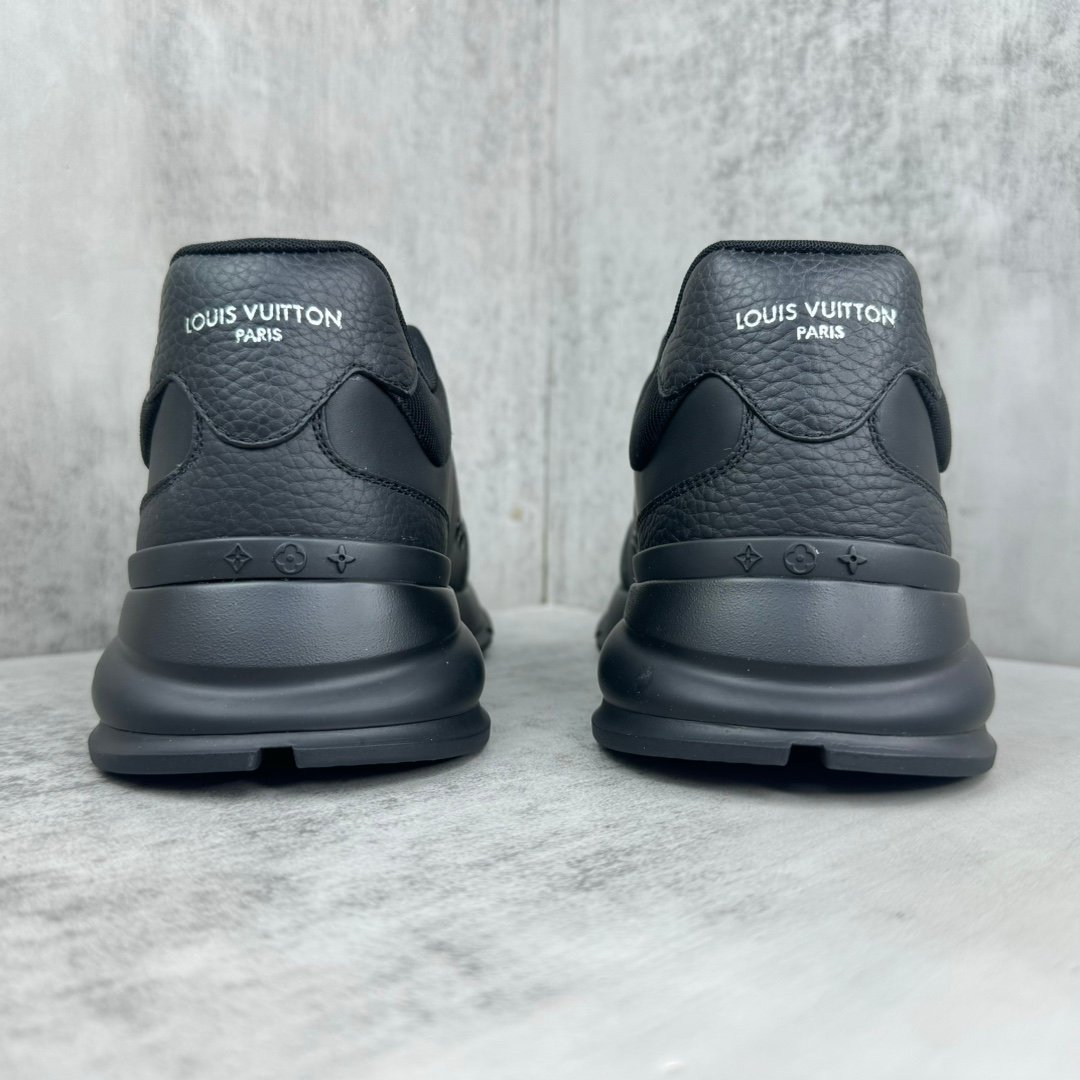 LOUIS VUITTON CALSSIC SNEAKER black