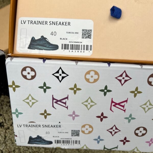 LOUIS VUITTON CALSSIC SNEAKER black