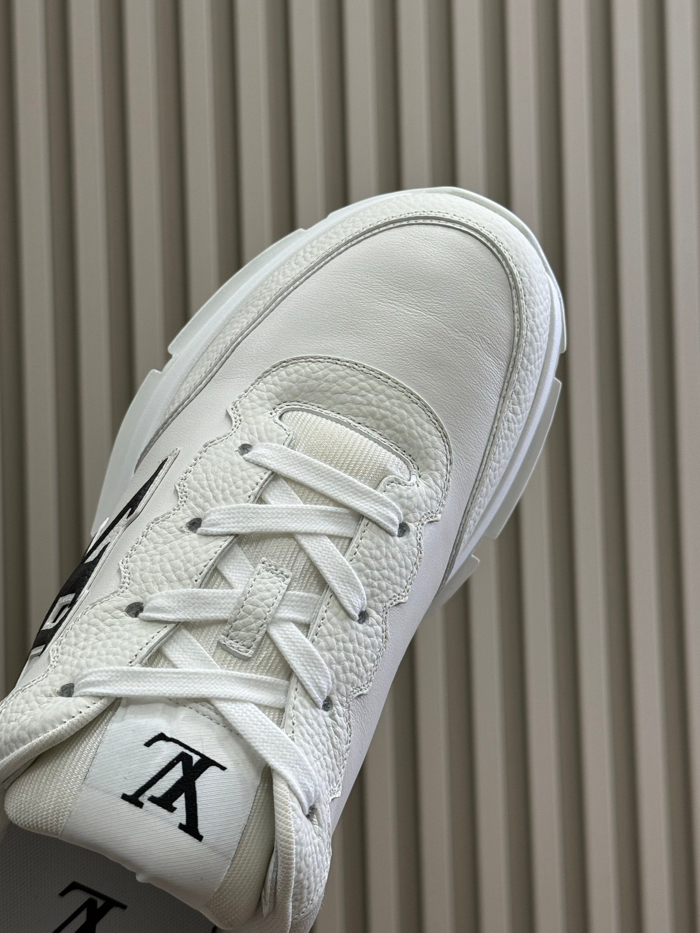 LOUIS VUITTON CALSSIC SNEAKER white