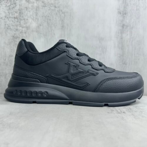 LOUIS VUITTON CALSSIC SNEAKER black
