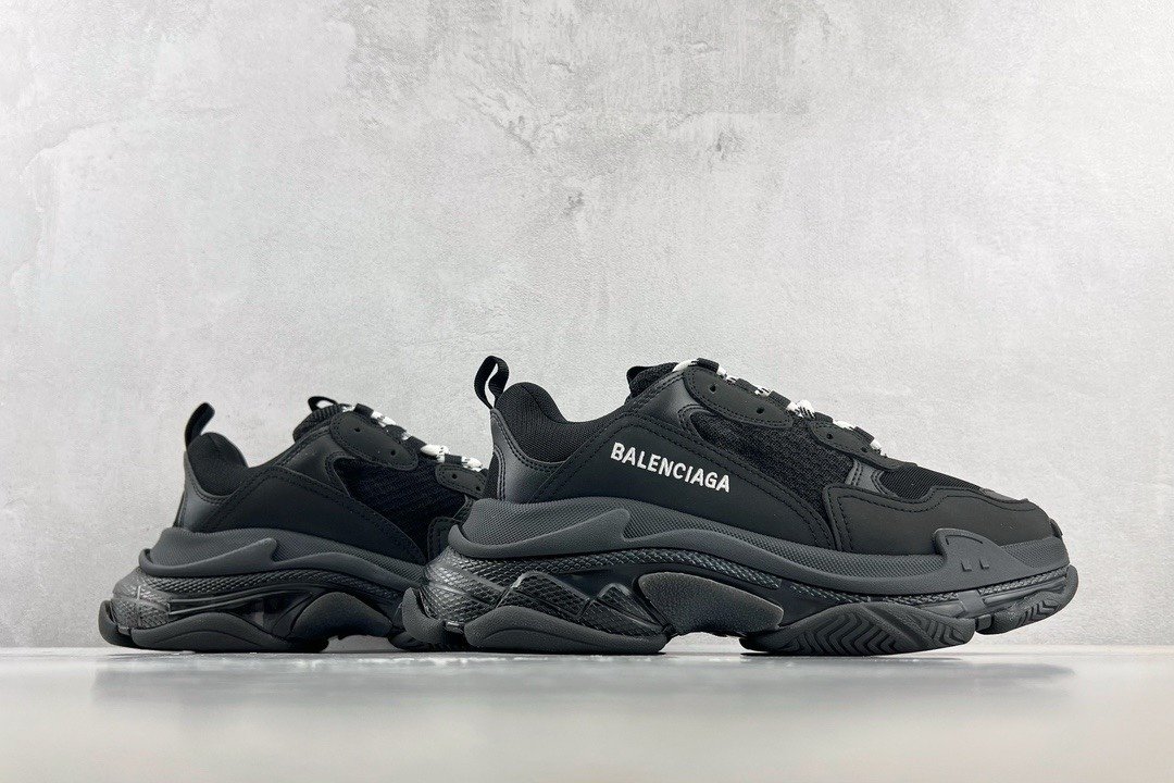 Balenciaga Triple S ear Solo Sneaker 541624 w2fb1 1000