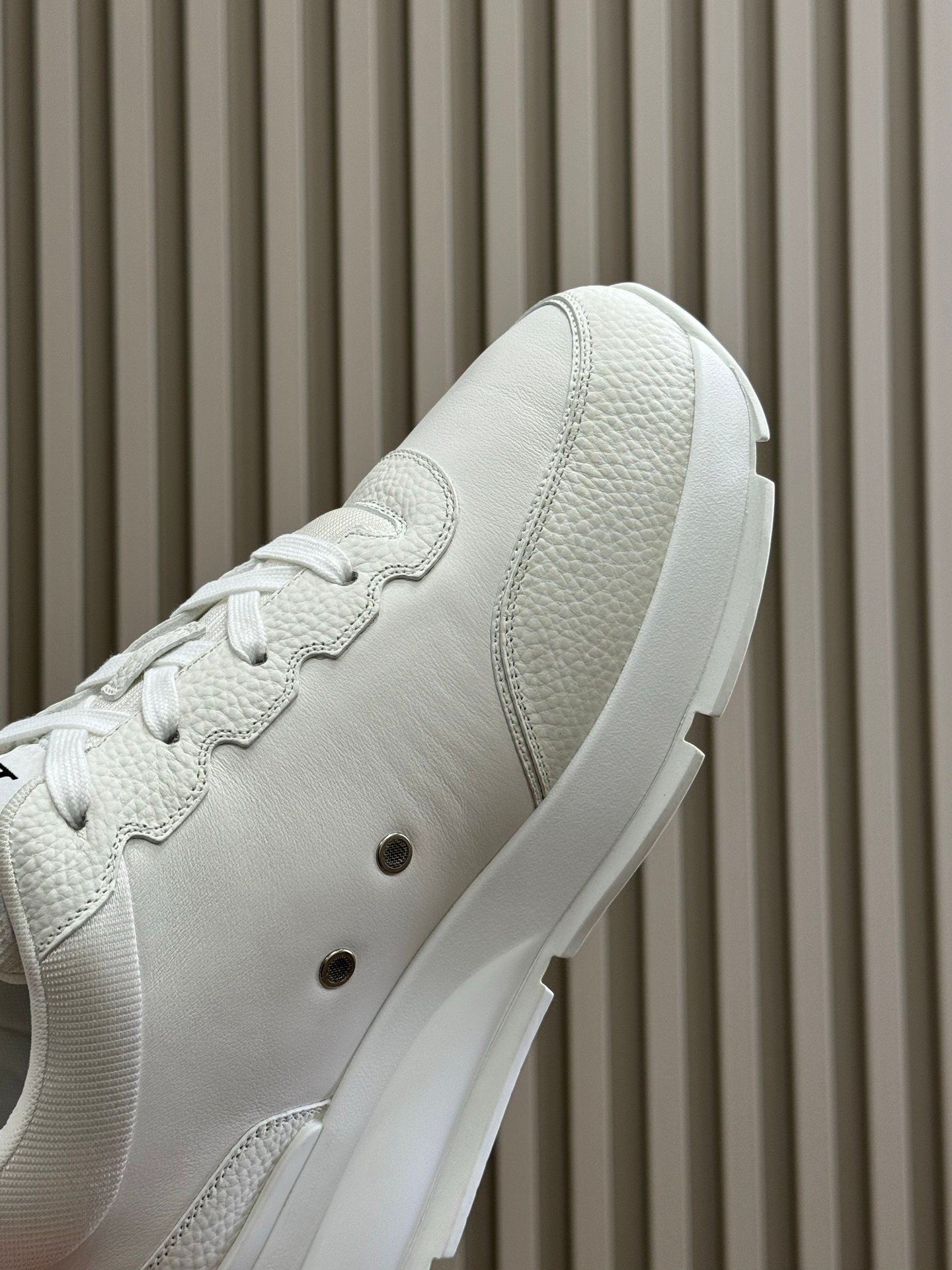 LOUIS VUITTON CALSSIC SNEAKER white