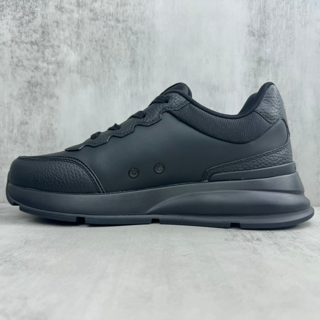 LOUIS VUITTON CALSSIC SNEAKER black