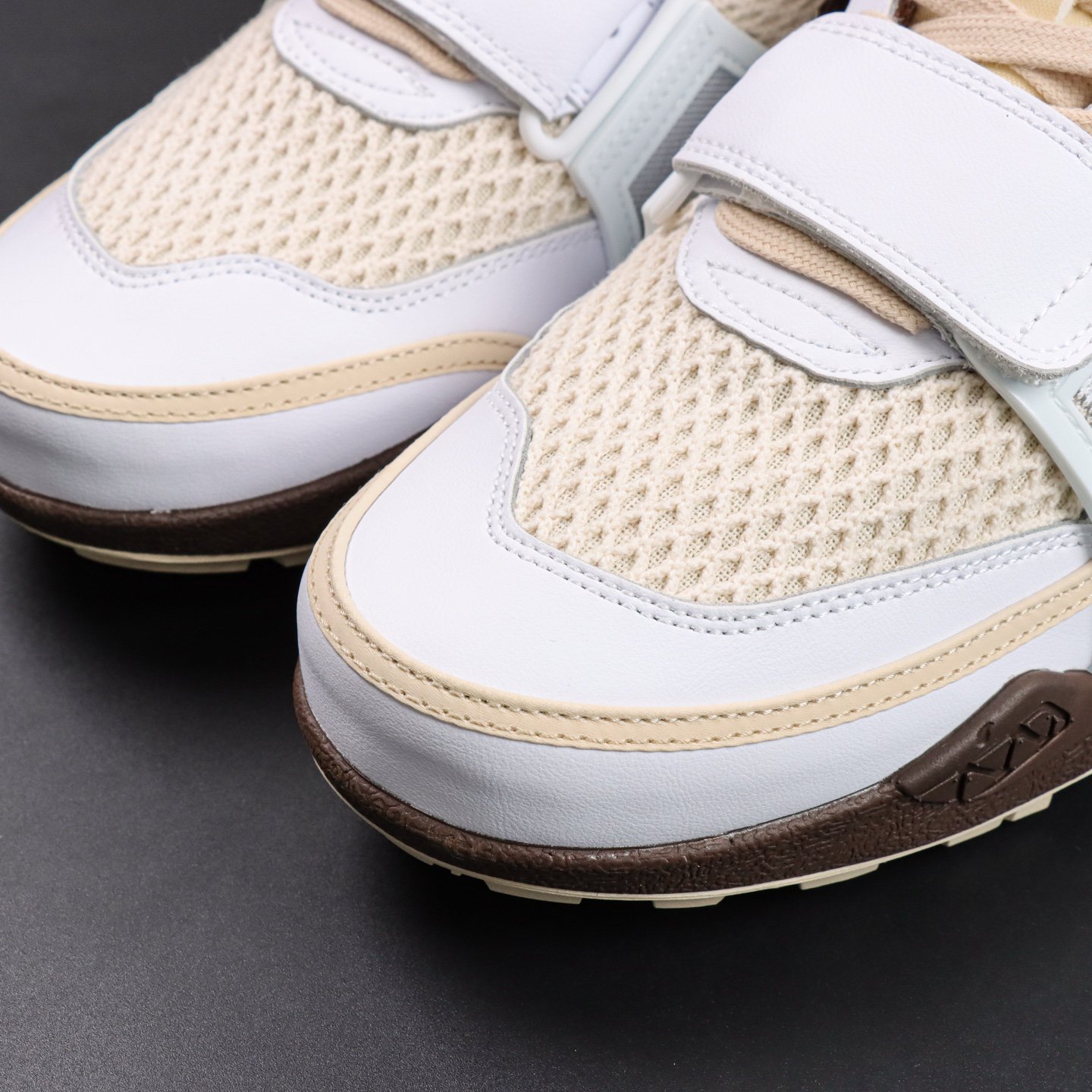 Travis Scott x Nike ZOOM Field JAXX White/Light Chocolate