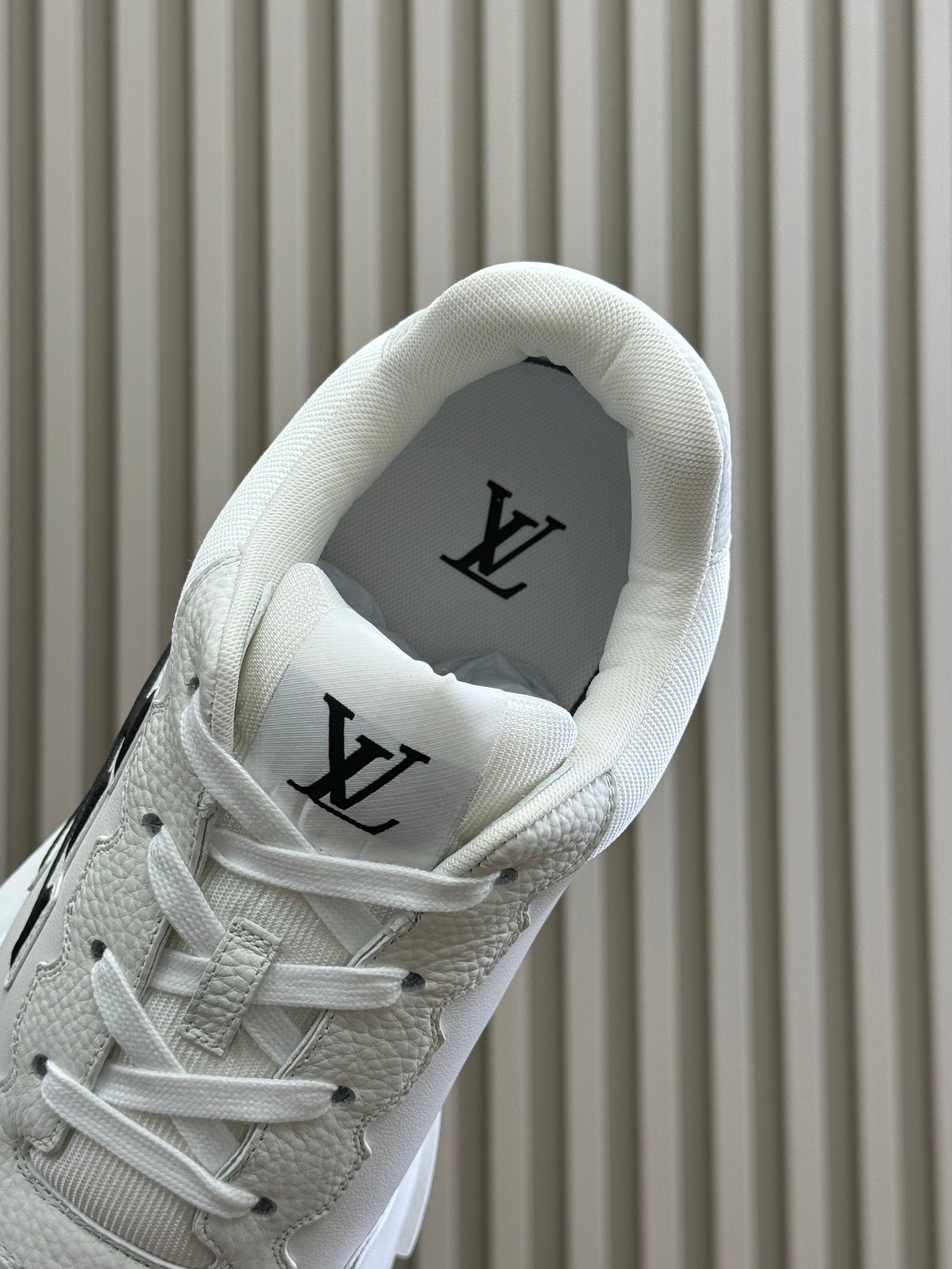 LOUIS VUITTON CALSSIC SNEAKER white