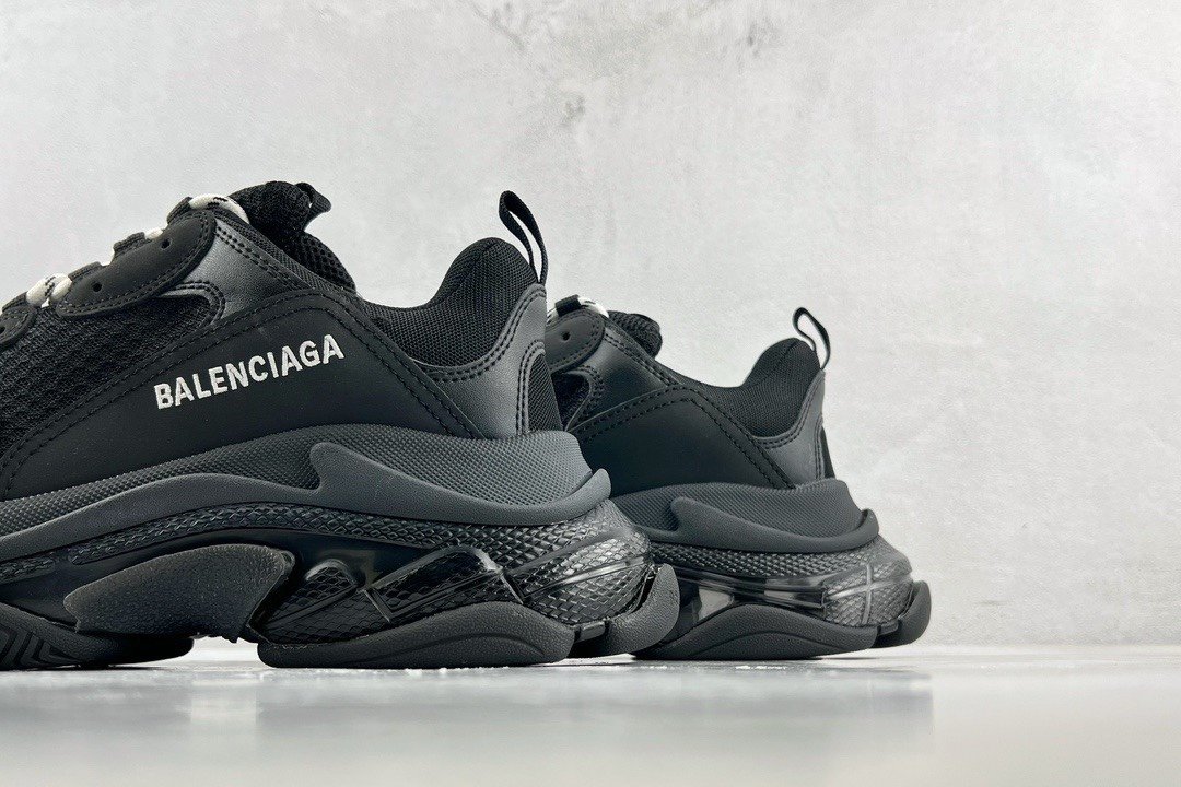 Balenciaga Triple S ear Solo Sneaker 541624 w2fb1 1000