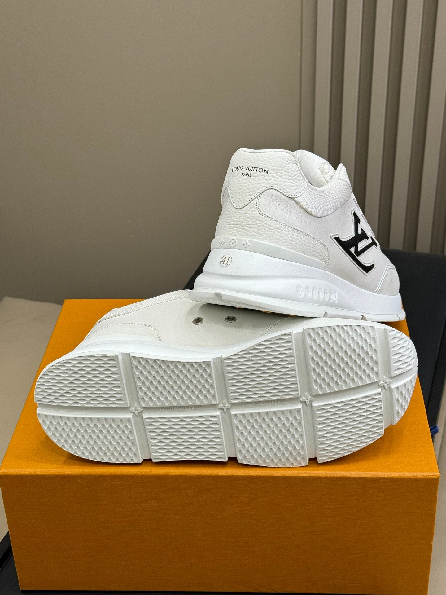 LOUIS VUITTON CALSSIC SNEAKER white