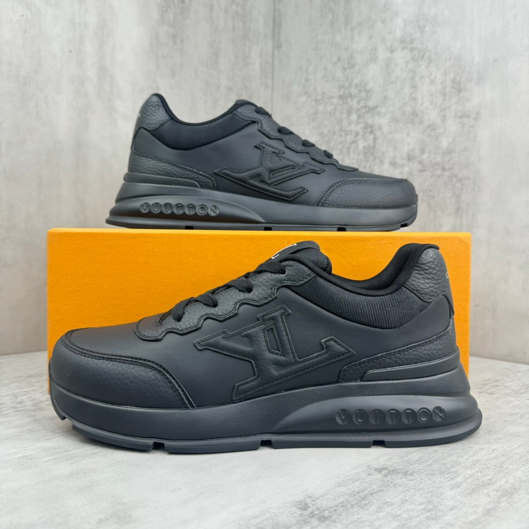 LOUIS VUITTON CALSSIC SNEAKER black